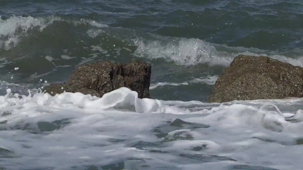 海浪下的石头视频