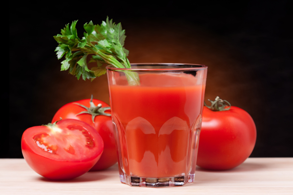 西红柿和一杯果汁图片