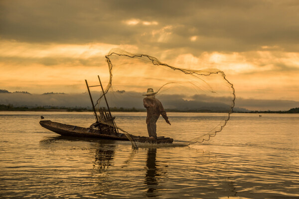 撒鱼网的渔民图片