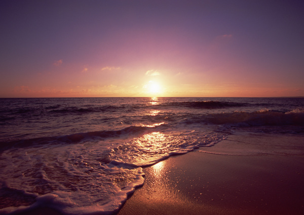 夕陽下大海圖片
