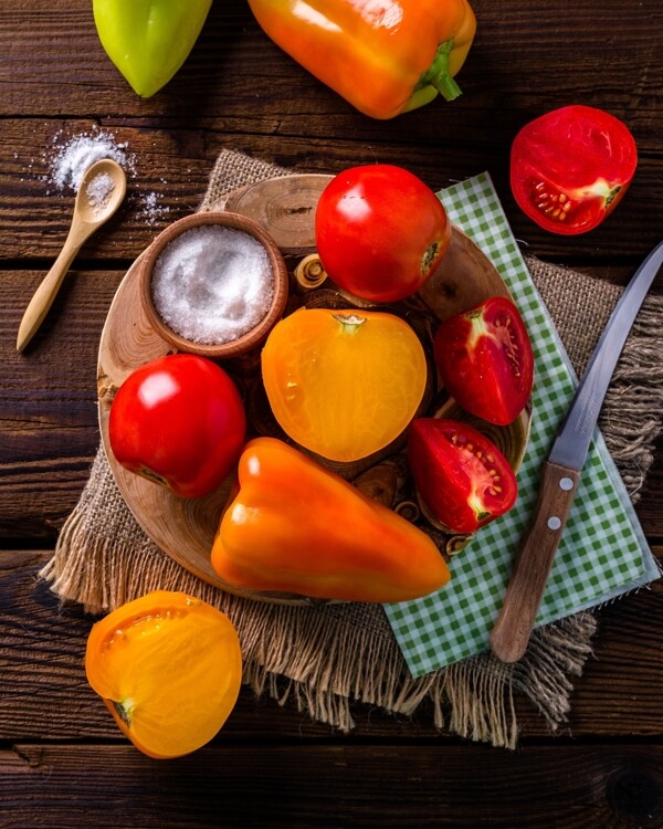 西红柿彩椒食盐案板蔬菜背景