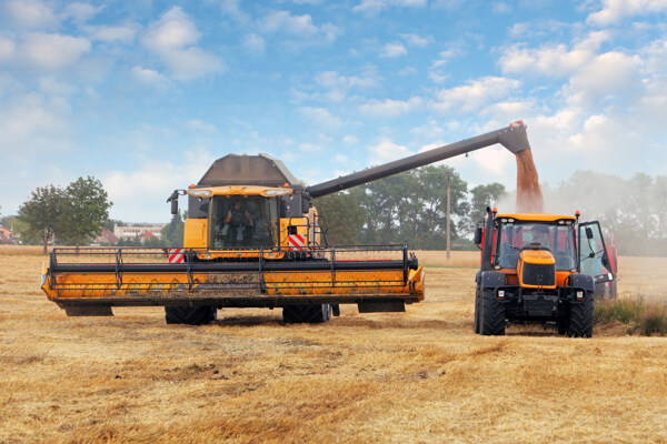麦地里的收割机与拖拉机图片