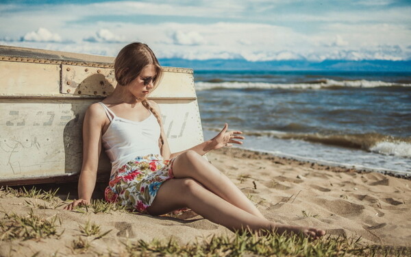 坐在海滩上的性感女孩图片