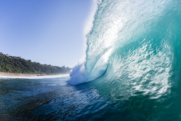蓝色翻滚的海浪图片