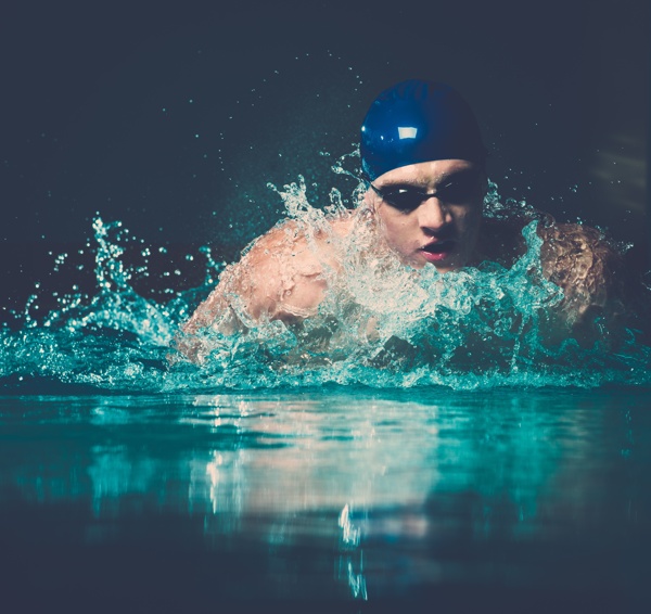 水中的游泳运动员摄影图片