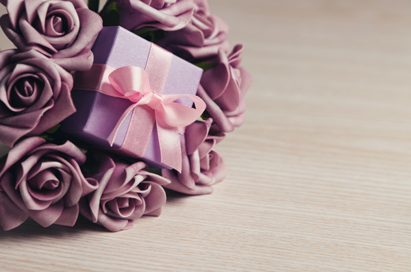 紫色花朵与礼盒图片