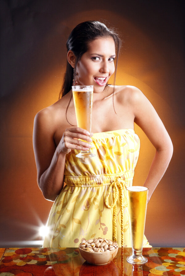 喝啤酒的外国美女图片