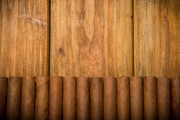 木板上的雪茄图片
