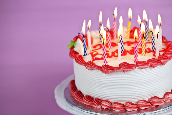 生日蛋糕上燃烧的蜡烛图片