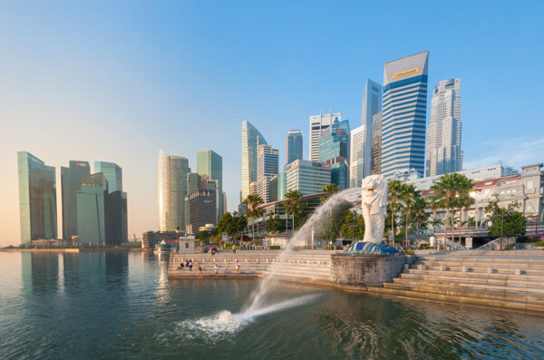 海邊的噴水雕像和城市