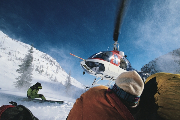 直升飞机与滑雪运动员图片