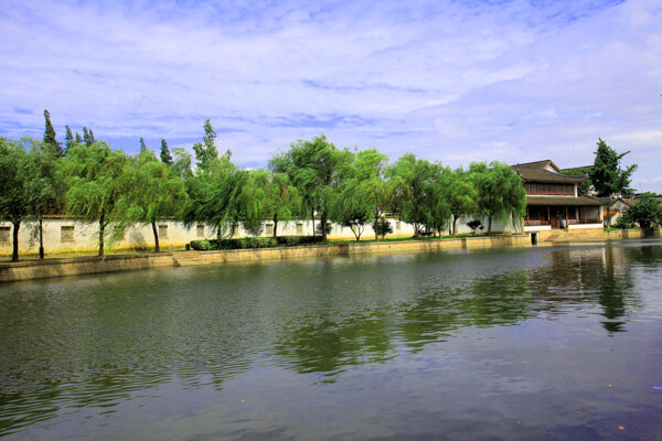 湖泊樹木風(fēng)景圖片