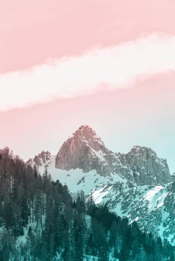 粉色天空雪山