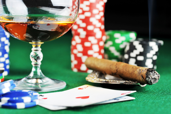 赌桌上的扑克与筹码图片图片