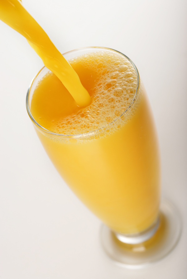 一杯新鲜橙汁和吸管图片