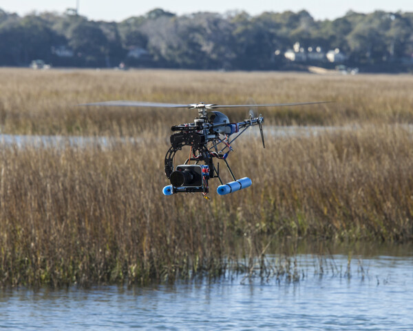 湿地风景与航拍直升机图片