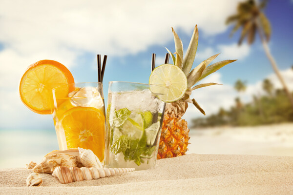沙灘上的飲料和海螺圖片