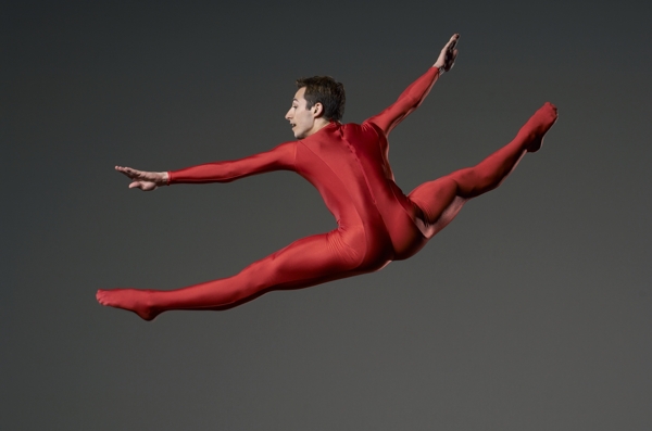 腾空高难度表演的外国舞蹈演员图片