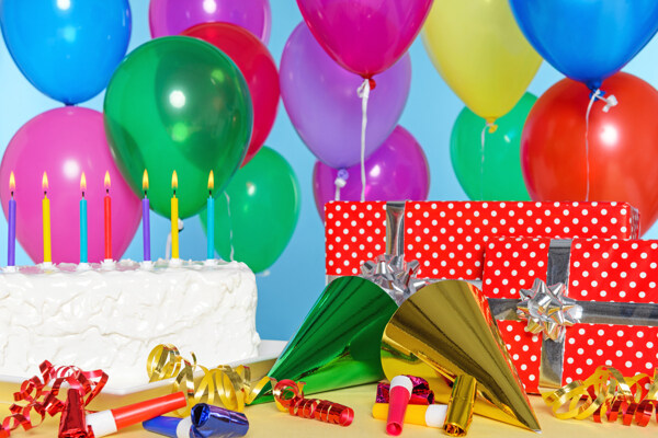 生日蛋糕与彩色气球图片