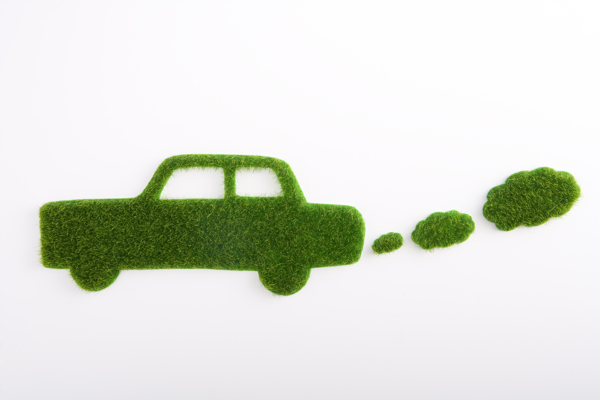 绿草组成的汽车创意图片
