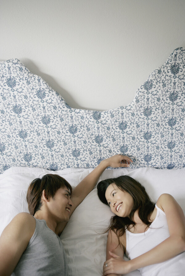 躺在床上聊天的情侣生活人物图片图片