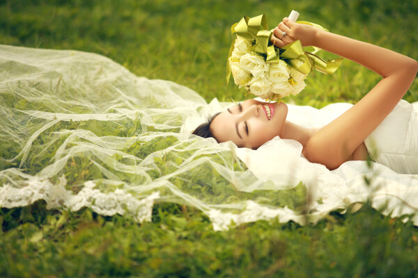 躺在草坪上的美丽新娘图片
