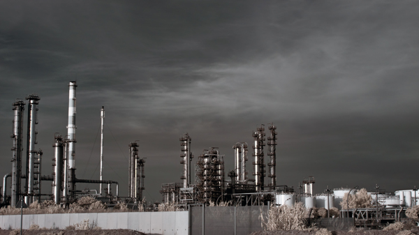 灰色天空下的炼油厂图片