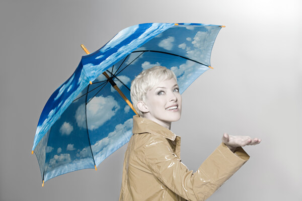 打着伞的外国女人高清大图图片