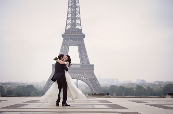 埃菲尔铁塔下拥抱的情侣图片