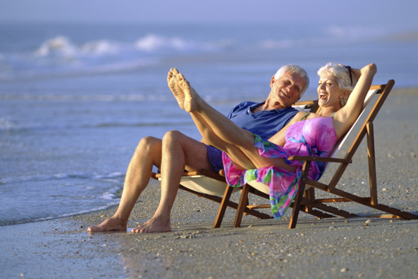 沙滩上晒太阳的老年夫妇图片