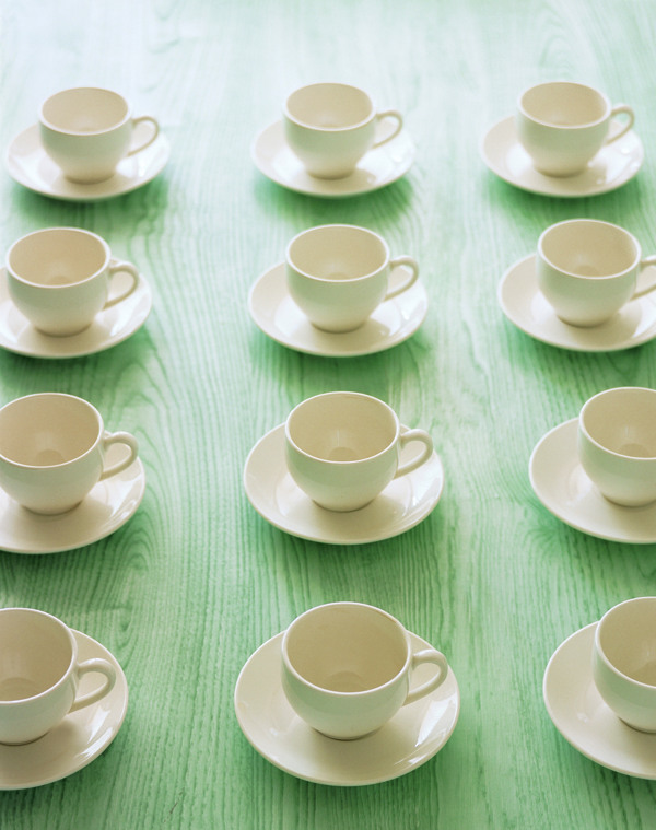 整齐排列的茶具用品图片图片