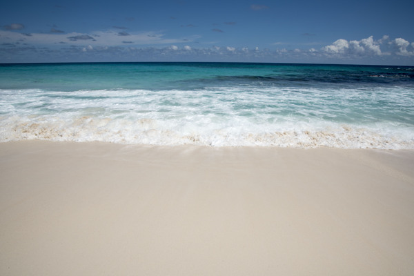 蓝色的大海白色的沙滩图片