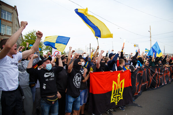 举着国旗的乌克兰群众