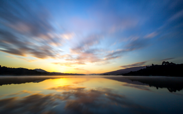 夕陽黃昏湖景