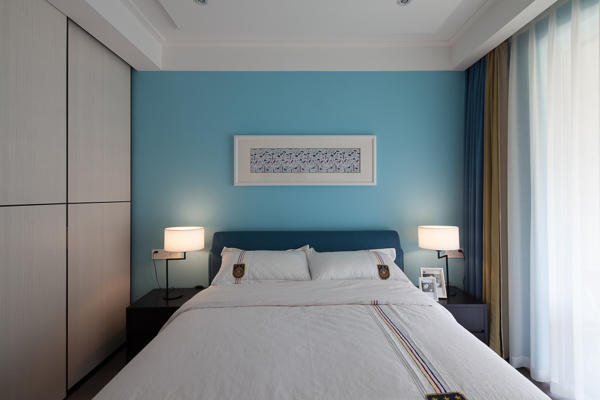 现代清新卧室亮蓝色背景墙室内装修效果图