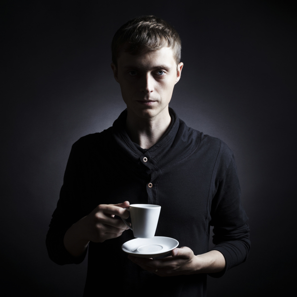 端著咖啡杯的男人圖片