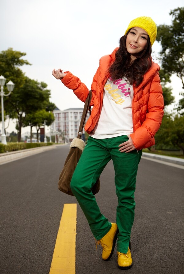 站在公路中間的美女圖片