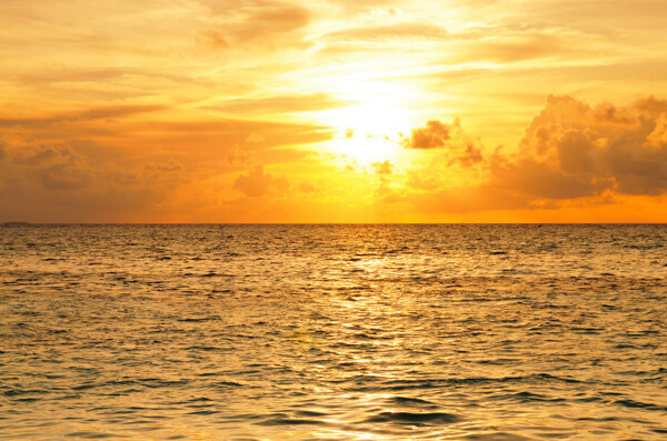 马尔代夫海的日出日落天空