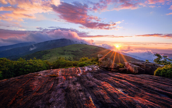 夕陽下的大山美景
