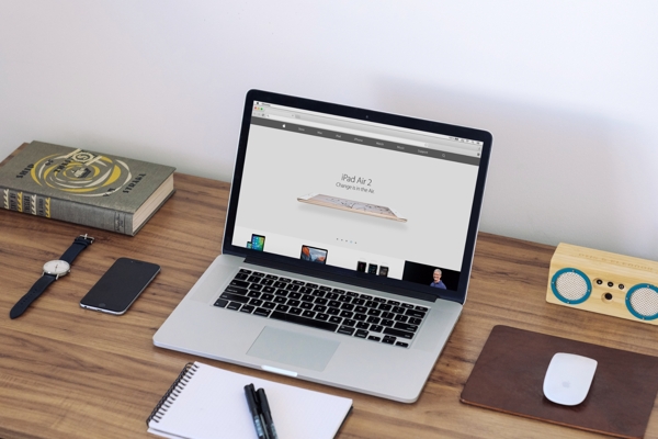 工作區(qū)中的MacBookMockUp