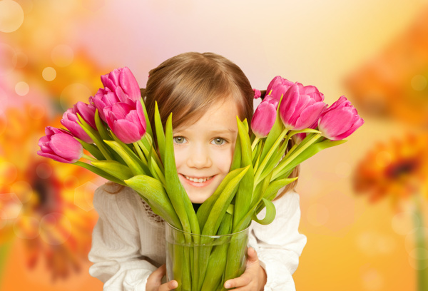 微笑的小女孩与郁金香图片