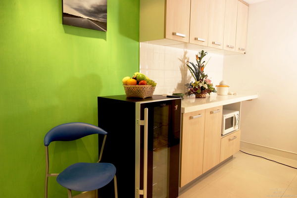 色调明快的绿色厨房图片