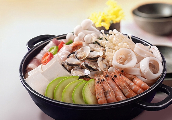 日韩料理泡菜海鲜锅图片