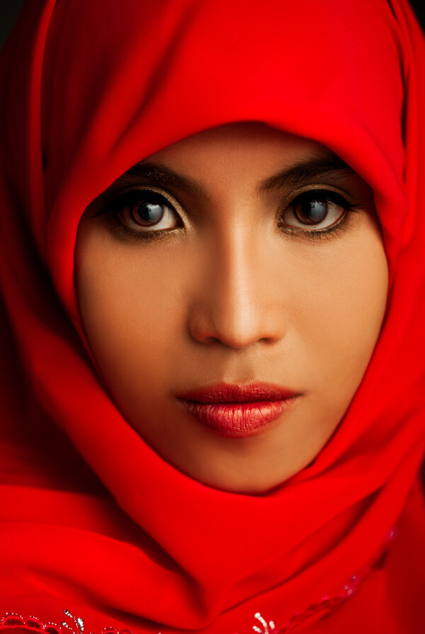 红色面纱女人图片