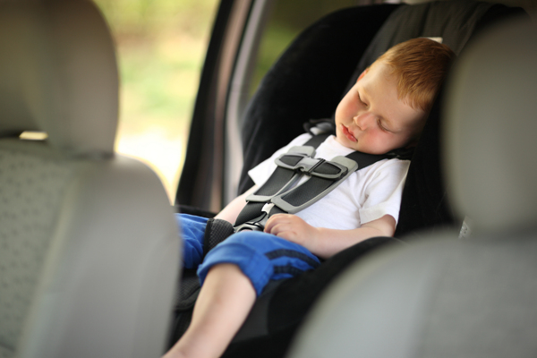 车中睡觉的小孩图片