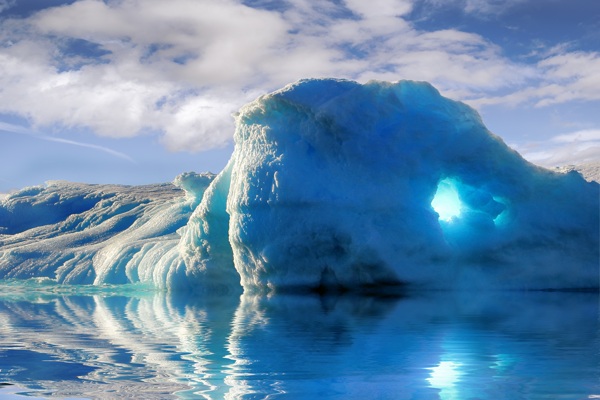 南北极冰山蓝色天空景色8k