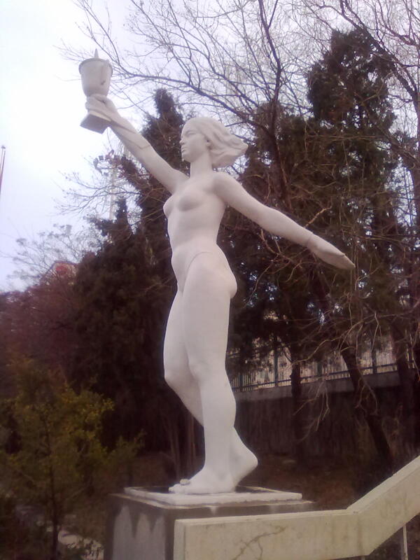 女士雕塑手举奖杯图片