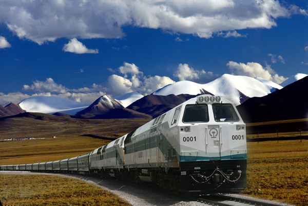 青藏铁路内燃机列车图片