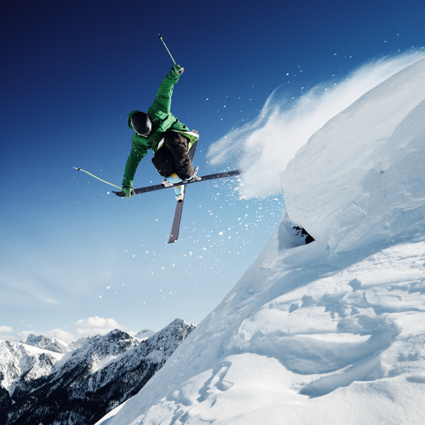 冲下山坡的滑雪运动员