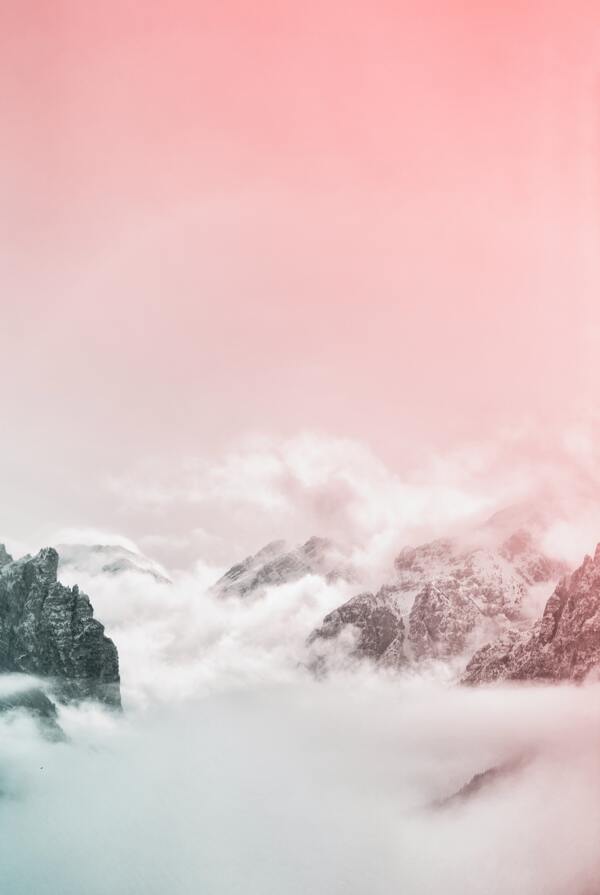 粉色天空山峰